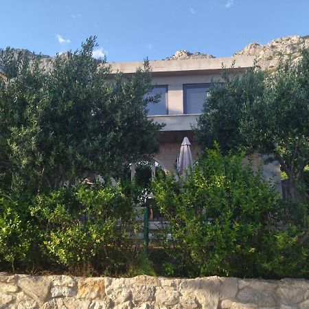 Holiday Home With Free Parking By The Beach Брела Екстериор снимка