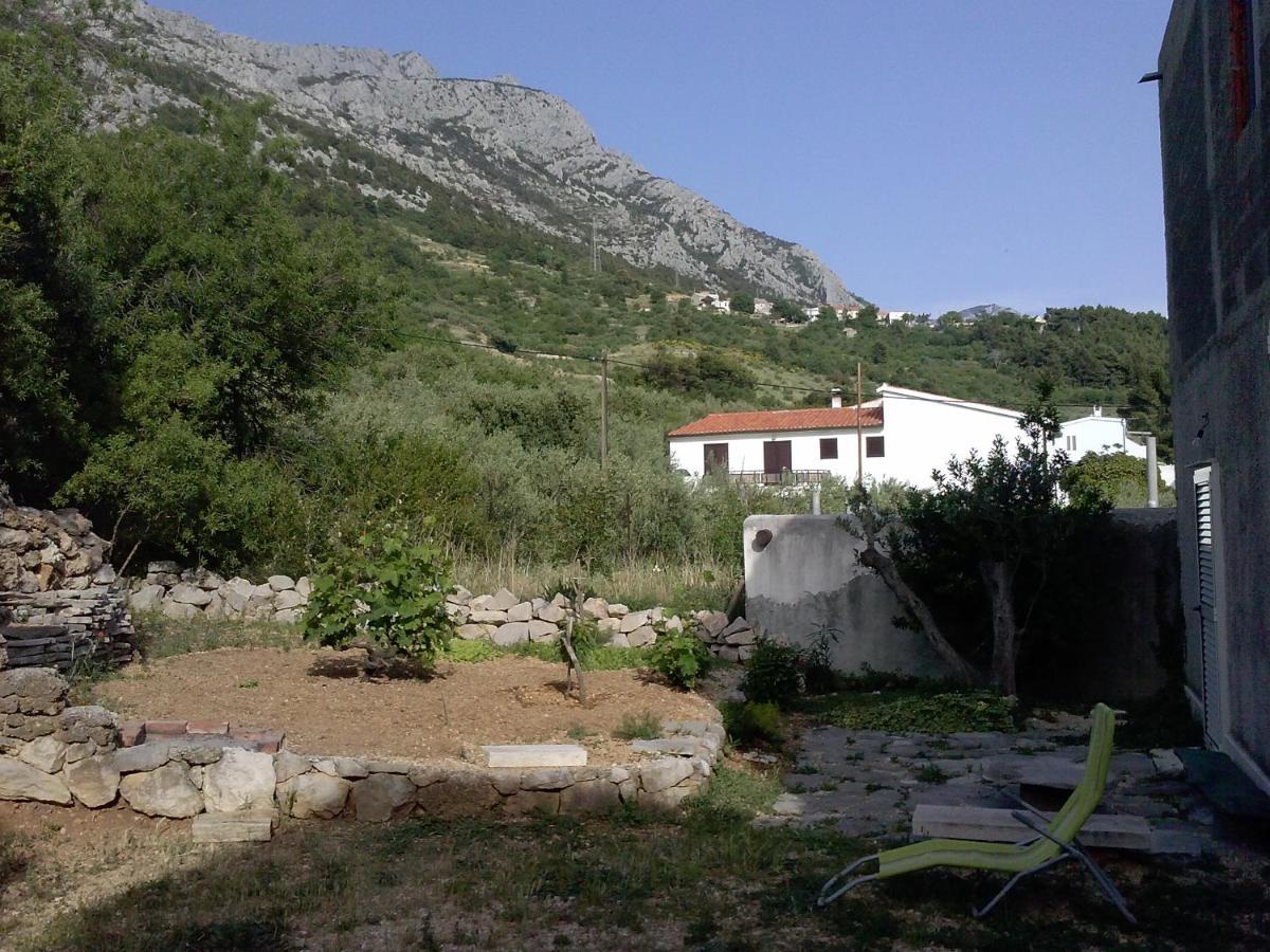 Holiday Home With Free Parking By The Beach Брела Екстериор снимка