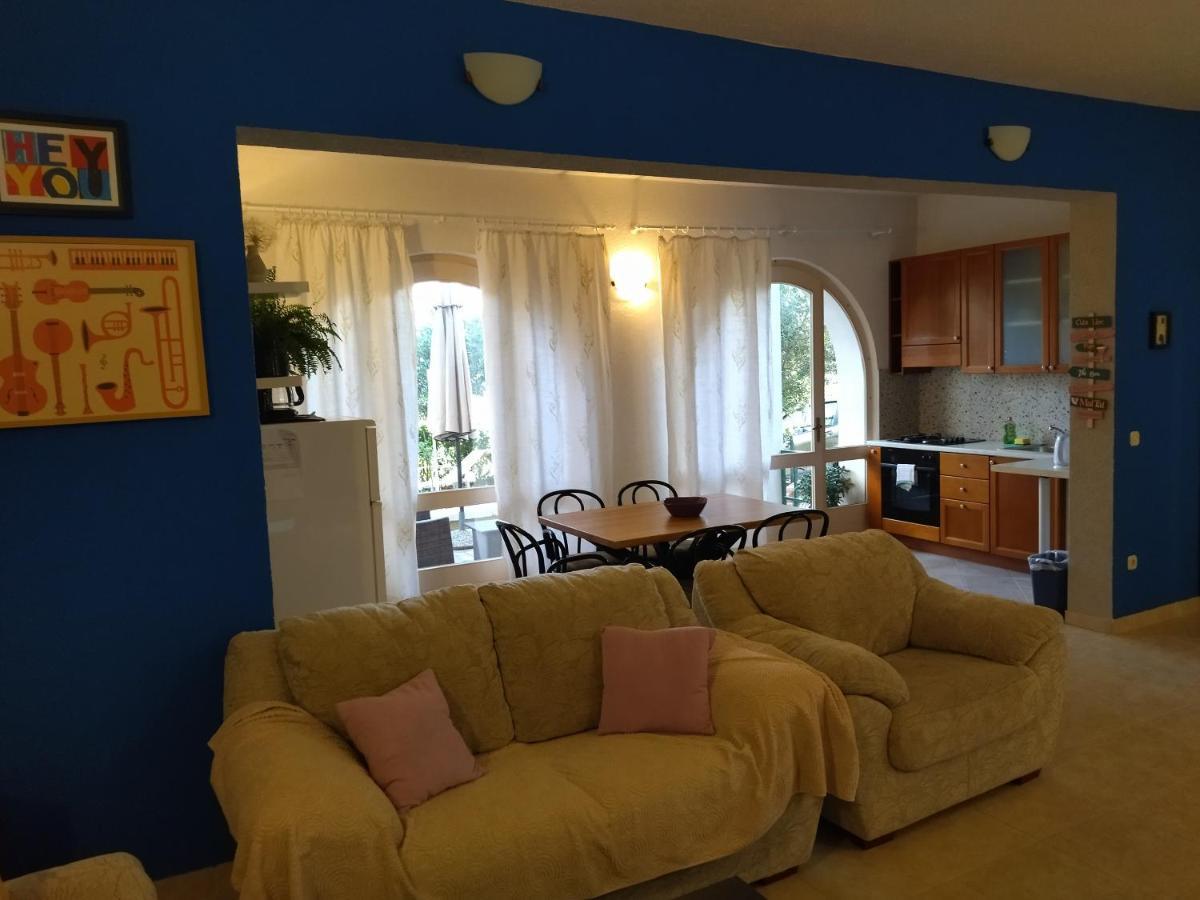 Holiday Home With Free Parking By The Beach Брела Екстериор снимка