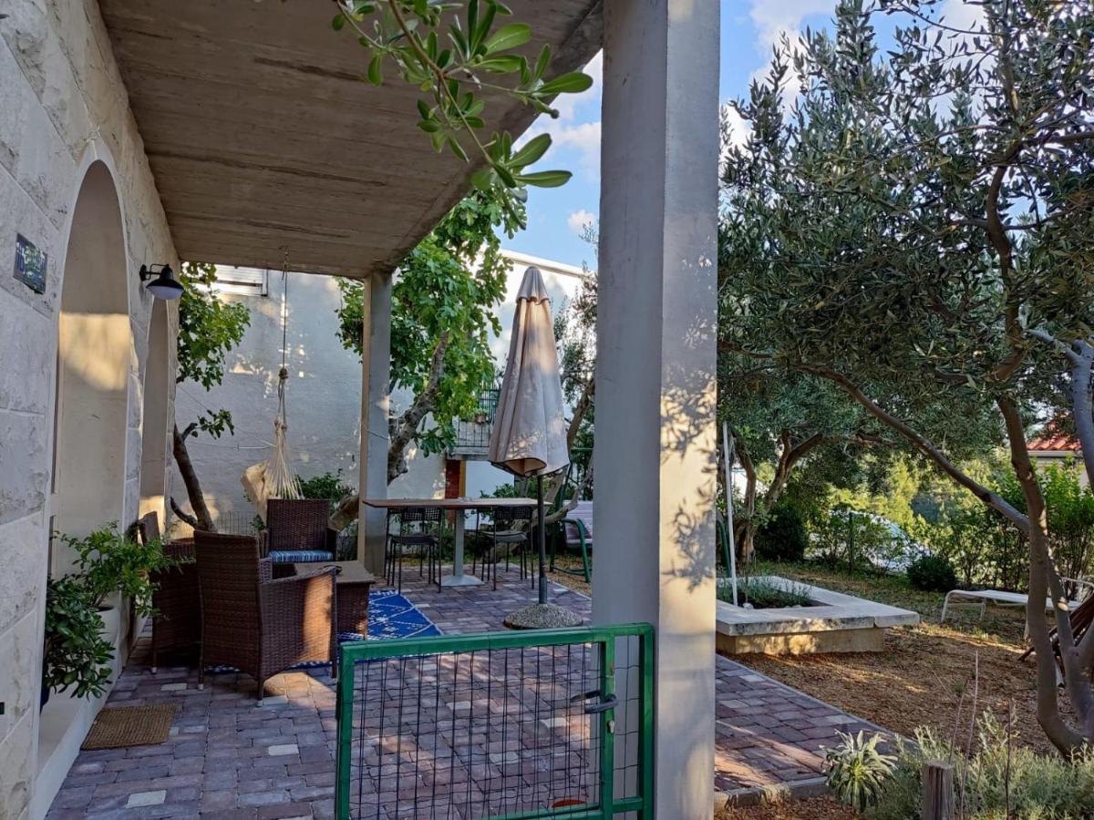 Holiday Home With Free Parking By The Beach Брела Екстериор снимка