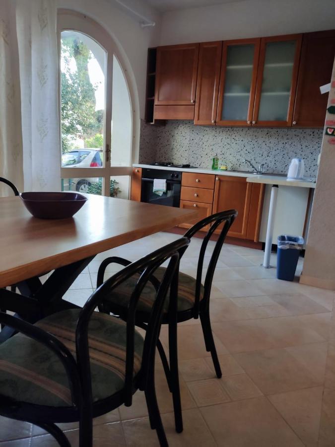 Holiday Home With Free Parking By The Beach Брела Екстериор снимка