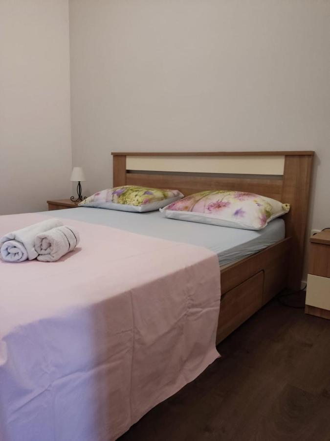 Holiday Home With Free Parking By The Beach Брела Екстериор снимка