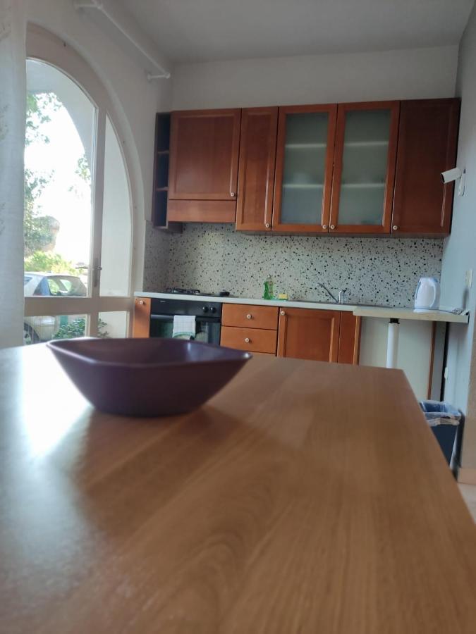 Holiday Home With Free Parking By The Beach Брела Екстериор снимка