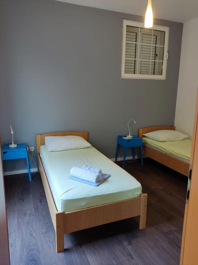 Holiday Home With Free Parking By The Beach Брела Екстериор снимка