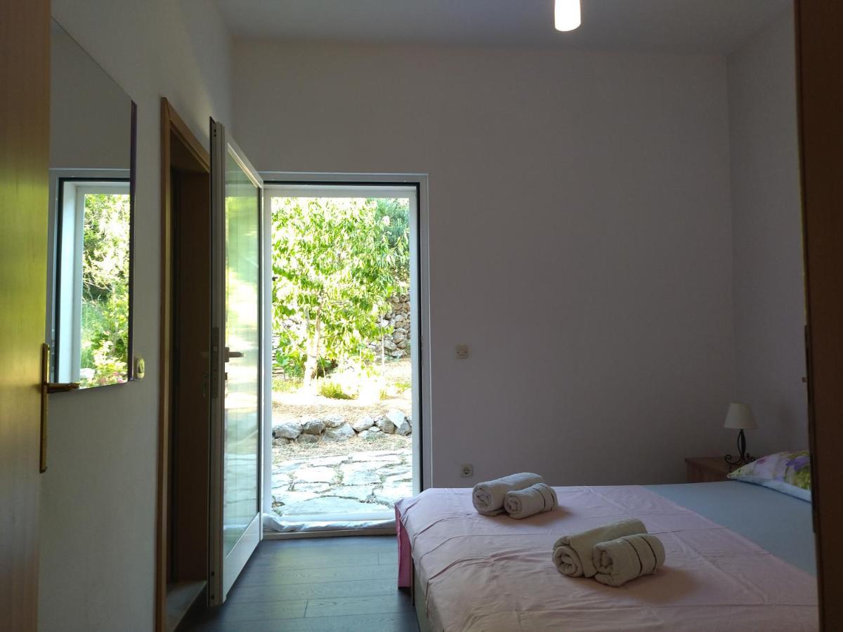 Holiday Home With Free Parking By The Beach Брела Екстериор снимка