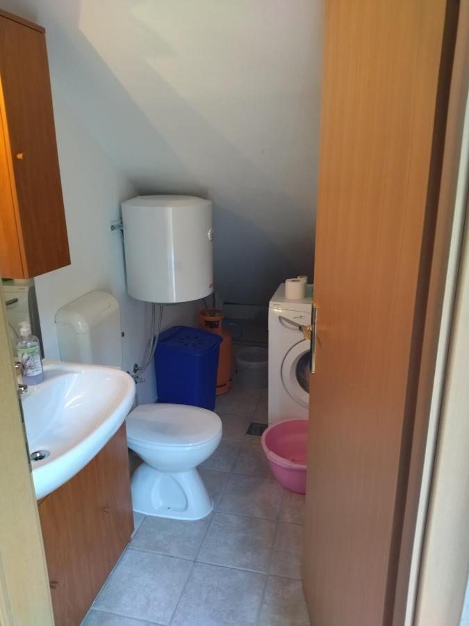 Holiday Home With Free Parking By The Beach Брела Екстериор снимка