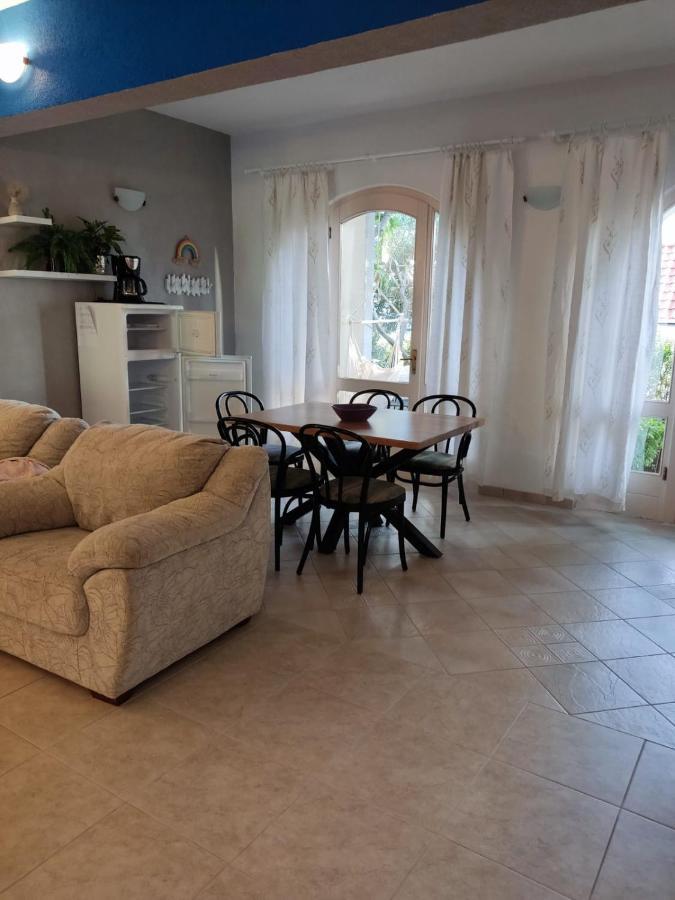 Holiday Home With Free Parking By The Beach Брела Екстериор снимка