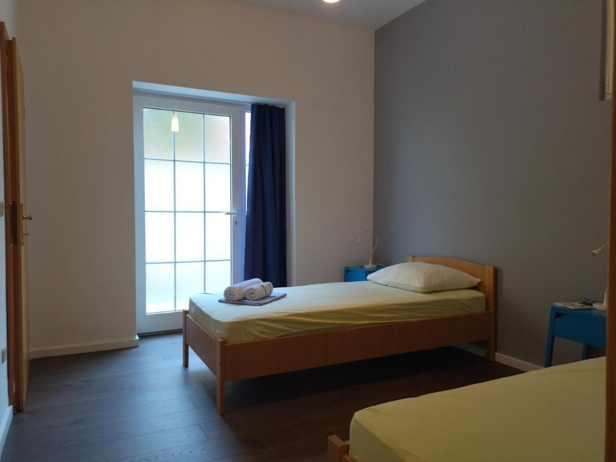 Holiday Home With Free Parking By The Beach Брела Екстериор снимка